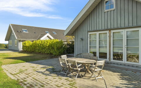Marrit - 500M from the Sea: Haus, Zuhause, Tür, Dach, Hütte, Estate, Garten, Schatten, Abstellgleis, Garten