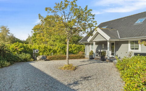 Marrit - 500M from the Sea: Haus, Zuhause, Tür, Dach, Hütte, Estate, Garten, Schatten, Abstellgleis, Garten