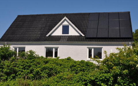 Werna - 800M from the Sea: Dach, Haus, Zuhause, Hütte, Tür, Abstellgleis, Deck, Veranda, Planke, Hartholz