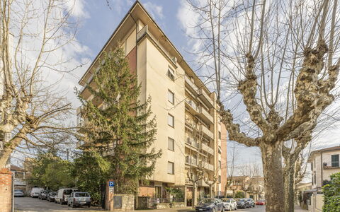 Leandro's House Near Thermal Baths: Himmel, Wolke, Gebäude, Fenster, Rad, Pflanze, Baum, Auto, Tower Block, Eigentumswohnung