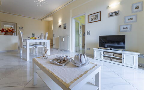 Leandro's House Near Thermal Baths: Eigentum, Bilderrahmen, Tabelle, Couch, Cabinetry, Interior Design, Holz, Die Architektur, Flooring, Fussboden