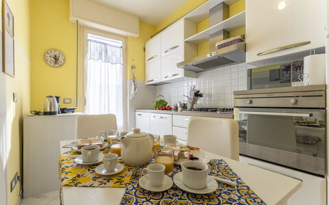 Leandro's House Near Thermal Baths: Cabinetry, Eigentum, Möbel, Countertop, Tabelle, Interior Design, Küchengerät, Herd, Dishware, Tasse