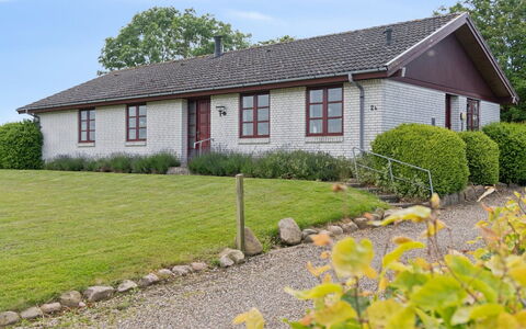 Sebine - 800M from the Sea: Dach, Haus, Zuhause, Hütte, Tür, Abstellgleis, Deck, Veranda, Planke, Hartholz