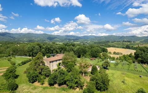 Casa Mirandola: Wolke, Himmel, Pflanze, Eigentum, Grün, Berg, Baum, Natürliche Landschaft, Vegetation, Grundstueck