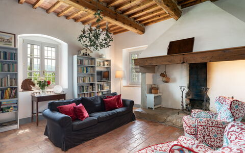 Casa Mirandola: Braun, Möbel, Eigentum, Couch, Bilderrahmen, Pflanze, Holz, Interior Design, Wohnzimmer, Fussboden