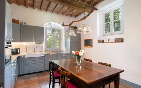 Casa Mirandola: Tabelle, Möbel, Cabinetry, Eigentum, Fenster, Countertop, Holz, Interior Design, Beleuchtung, Stuhl