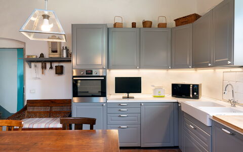 Casa Mirandola: Cabinetry, Countertop, Eigentum, Gebäude, Möbel, Schublade, Herd, Holz, Küchengerät, Sinken