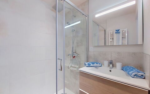 Ty Pjp: Flooring, Armatur, Fussboden, Interior Design, Badezimmer, Installation, Spiegel, Zapfhahn, Badezimmerschrank, Sinken