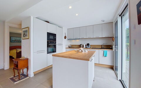 Ty Pjp: Küche, Countertop, Küchengerät, Möbel, Interior Design, Cabinetry, Flooring, Fussboden, Major Appliance, Holz