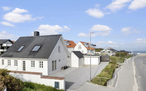 Edin - 100M from the Sea: Gebäude, Fenster, Haus, Zuhause, Dach, Wohngebiet, Die Architektur, Hütte, Steigung