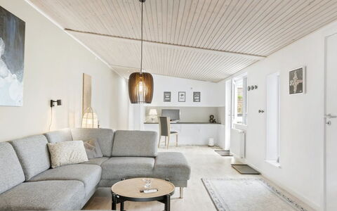 Edin - 100M from the Sea: Wand, Interior Design, Holz, Decke, Flooring, Fussboden, Zuhause, Light Fixture, Couch, Wohnzimmer