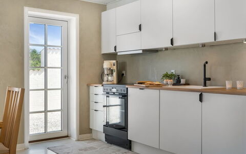 Edin - 100M from the Sea: Flooring, Küche, Countertop, Küchengerät, Interior Design, Fussboden, Cabinetry, Möbel, Major Appliance, Haushaltsgerät