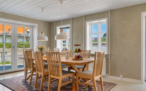 Edin - 100M from the Sea: Möbel, Flooring, Interior Design, Fussboden, Holz, Tabelle, Holzboden, Decke, Esszimmer, Küche & Esszimmer Tisch