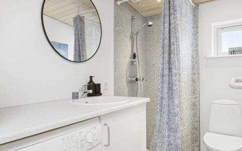 Edin - 100M from the Sea: Flooring, Interior Design, Fussboden, Armatur, Badezimmer, Decke, Zimmer, Badezimmerschrank, Installation, Toilette