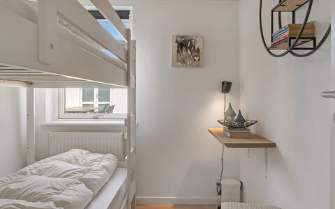 Edin - 100M from the Sea: Interior Design, Schlafzimmer, Bett, Wand, Möbel, Flooring, Fussboden, Holz, Decke, Etagenbett