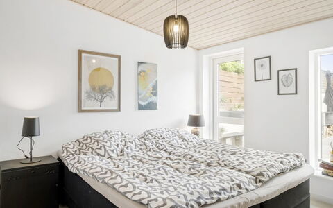 Edin - 100M from the Sea: Möbel, Interior Design, Bett, Schlafzimmer, Holz, Decke, Flooring, Fussboden, Bedding, Zimmer