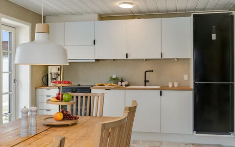 Edin - 100M from the Sea: Möbel, Countertop, Küche, Interior Design, Flooring, Küchengerät, Light Fixture, Holz, Cabinetry, Decke