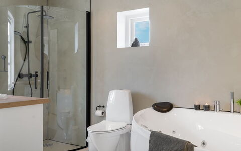 Edin - 100M from the Sea: Armatur, Badezimmer, Interior Design, Flooring, Fussboden, Beleuchtung, Installation, Decke, Zapfhahn, Sinken