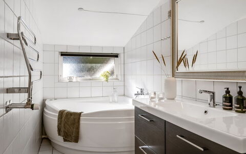 Sighfrith - 2Km from the Sea: Interior Design, Armatur, Flooring, Badezimmer, Fussboden, Zapfhahn, Sinken, Installation, Badewanne, Badezimmerschrank