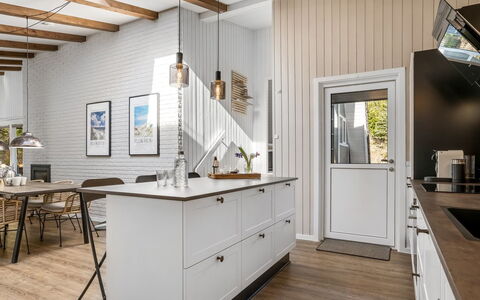 Sighfrith - 2Km from the Sea: Küche, Countertop, Interior Design, Flooring, Möbel, Cabinetry, Holz, Light Fixture, Decke, Küchengerät