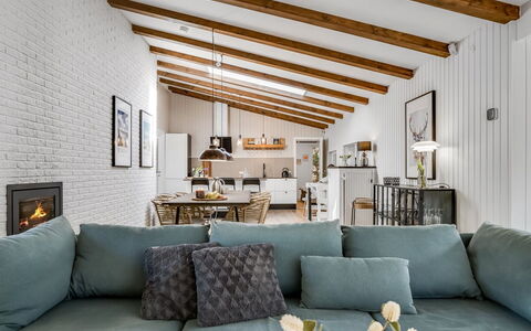 Sighfrith - 2Km from the Sea: Möbel, Interior Design, Couch, Wand, Flooring, Wohnzimmer, Decke, Holz, Zimmer, Fussboden