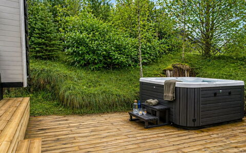Sighfrith - 2Km from the Sea: Garten, Badewanne, Hinterhof, Garten, Landscaping, Jacuzzi, Deck, Gartenbauten, Armatur