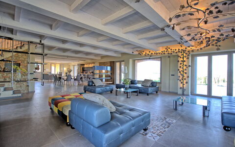 Villa Campana: Eigentum, Gebäude, Couch, Interior Design, Beleuchtung, Die Architektur, Fenster, Fussboden, Studio Couch, Flooring
