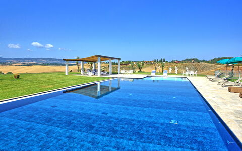 Villa Campana: Himmel, Wasser, Pflanze, Schwimmbad, Azurblau, Wolke, Freizeit, Schatten, Gebäude, Gartenmöbel