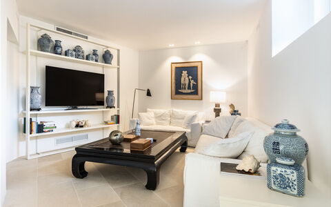 Villa Demar: Möbel, Eigentum, Bilderrahmen, Gebäude, Komfort, Couch, Interior Design, Haus, Tabelle, Flooring