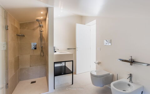 Villa Demar: Armatur, Zapfhahn, Sinken, Badezimmer, Bad Sink, Interior Design, Duschkopf, Dusche, Gebäude