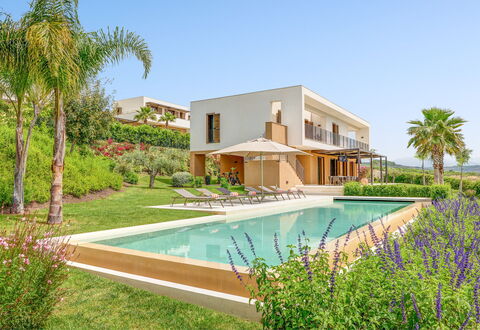 Villa Smeraldo - Sea Front | By Rocco Forte Villas: Pflanze, Wasser, Eigentum, Gebäude, Himmel, Azurblau, Baum, Blume, Die Architektur, Schwimmbad