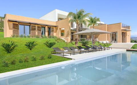 Villa Corallo - Sea Front | By Rocco Forte Villas: Gebäude, Pflanze, Wasser, Himmel, Azurblau, Fenster, Baum, Schwimmbad, Wohngebiet, Arecales