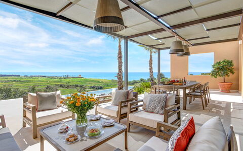 Villa Corallo - Sea Front | By Rocco Forte Villas: Tabelle, Pflanze, Himmel, Möbel, Eigentum, Blumentopf, Stuhl, Azurblau, Zimmerpflanze, Schatten