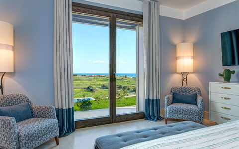 Villa Corallo - Sea Front | By Rocco Forte Villas: Gebäude, Pflanze, Möbel, Fenster, Blau, Komfort, Azurblau, Schatten, Cabinetry, Interior Design