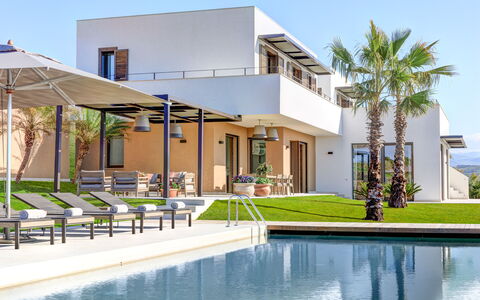 Villa Corallo - Sea Front | By Rocco Forte Villas: Wasser, Eigentum, Himmel, Gebäude, Pflanze, Baum, Urban Design, Freizeit, Wohngebiet, Schwimmbad