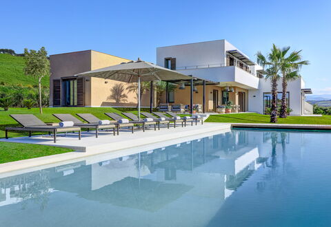 Villa Corallo - Sea Front | By Rocco Forte Villas: Wasser, Himmel, Gebäude, Azurblau, Pflanze, Schatten, Schwimmbad, Baum, Urban Design, Wohngebiet