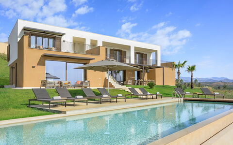 Villa Topazio - Sea View | By Rocco Forte Villas: Himmel, Wasser, Wolke, Pflanze, Fenster, Schwimmbad, Gebäude, Schatten, Baum, Gartenmöbel