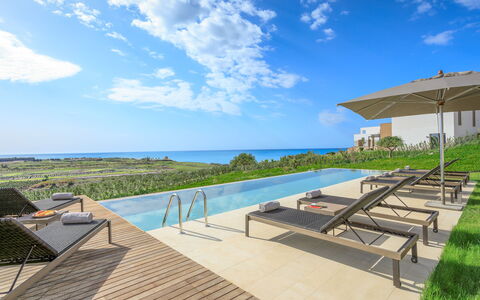 Villa Topazio - Sea View | By Rocco Forte Villas: Wolke, Himmel, Wasser, Gebäude, Strandresort, Azurblau, Pflanze, Gartenmöbel, Schatten, Eigentumswohnung