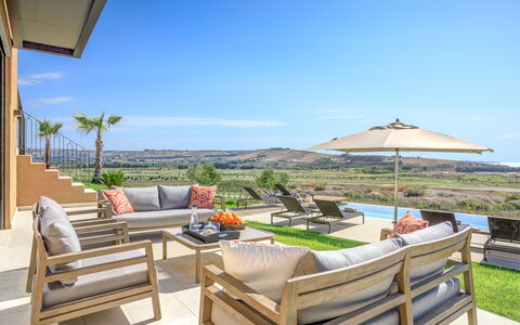 Villa Topazio - Sea View | By Rocco Forte Villas: Himmel, Pflanze, Eigentum, Möbel, Gebäude, Azurblau, Strandresort, Schatten, Gartenmöbel, Interior Design
