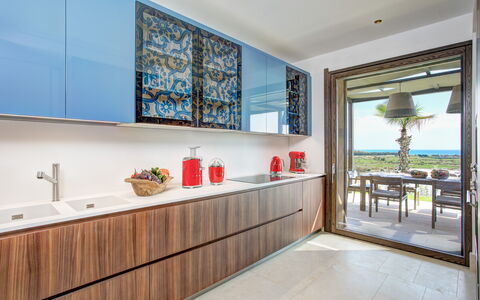 Villa Topazio - Sea View | By Rocco Forte Villas: Fenster, Möbel, Cabinetry, Pflanze, Gebäude, Countertop, Interior Design, Zapfhahn, Holz, Sinken