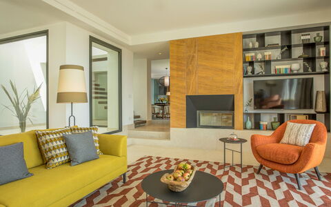 Villa Topazio - Sea View | By Rocco Forte Villas: Möbel, Eigentum, Couch, Tabelle, Komfort, Wohnzimmer, Interior Design, Pflanze, Fussboden, Flooring
