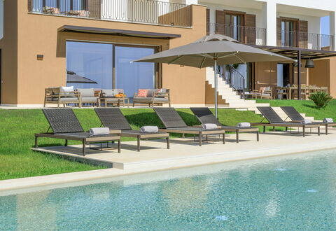 Villa Topazio - Sea View | By Rocco Forte Villas: Wasser, Fenster, Pflanze, Gebäude, Schatten, Schwimmbad, Gartenmöbel, Sonnenliege, Urban Design, Eigentumswohnung