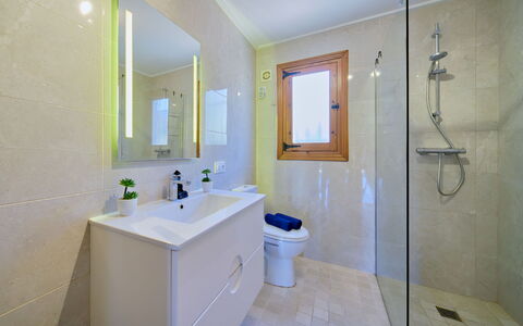 Jávea 2038: Spiegel, Zapfhahn, Sinken, Badezimmerschrank, Armatur, Eigentum, Bad Sink, Badezimmer, Lila, Haus