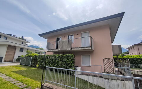 Molini: Wolke, Himmel, Pflanze, Gebäude, Fenster, Grundstueck, Zaun, Haus, Urban Design, Gras