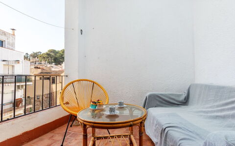 Atic Cap Tossa: Himmel, Pflanze, Wolke, Strassenlicht, Urban Design, Strassenbelag, Baum, Gebäude, Landschaft, Strasse