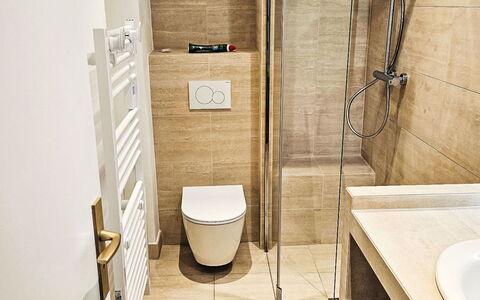 Le Plein Soleil: Flooring, Fussboden, Badezimmer, Interior Design, Wand, Armatur, Holz, Toilette, Installation, Spiegel