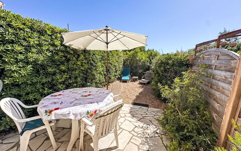 Le Plein Soleil: Strauch, Garten, Gartenmöbel, Landscaping, Schatten, Stuhl, Tisch Im Freien, Garten, Hinterhof, Zimmerpflanze
