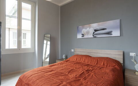 Teresa: Himmel, Pflanze, Wolke, Strassenlicht, Urban Design, Strassenbelag, Baum, Gebäude, Landschaft, Strasse