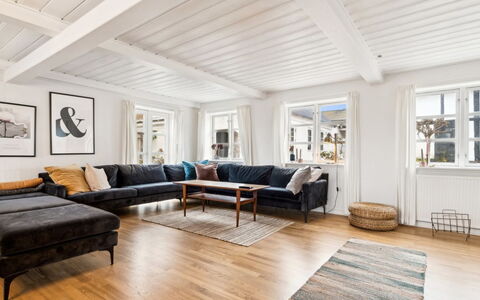 Sjard - 300M from the Sea: Couch, Holz, Interior Design, Möbel, Flooring, Holzboden, Wohnung, Wohnzimmer, Fussboden, Zuhause