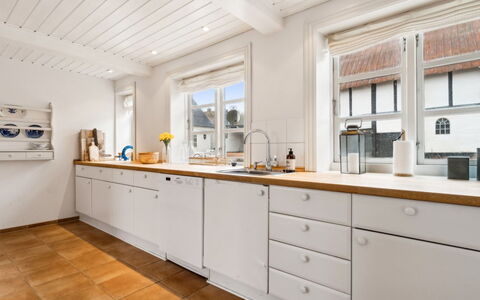 Sjard - 300M from the Sea: Flooring, Küche, Countertop, Holz, Interior Design, Cabinetry, Fussboden, Küchengerät, Armatur, Zapfhahn